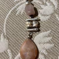 Collana con quarzo rosa e perle scaramazze