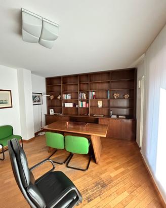 Libreria e tavolo per ufficio in noce