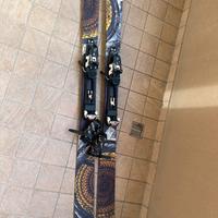 Sci alpinismo armada con attacchi e pelli