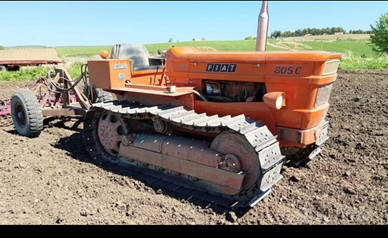 Trattore cingolato con aaratro