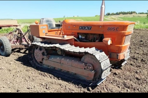 Trattore cingolato con aaratro