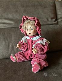 Bambola in ceramica con vestito in velluto