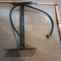 Pompa per biciclette d'epoca, risalente agli anni 