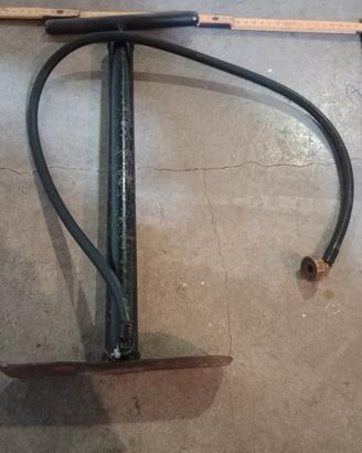 Pompa per biciclette d'epoca, risalente agli anni 