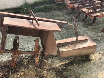 Scava fossi per trattore