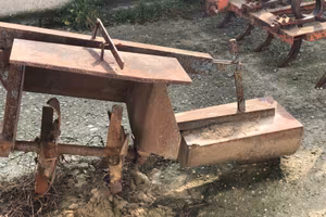Scava fossi per trattore