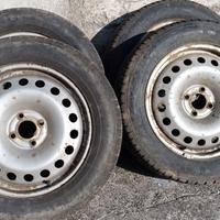 Pneumatici invernali 205/60 R16 con cerchi