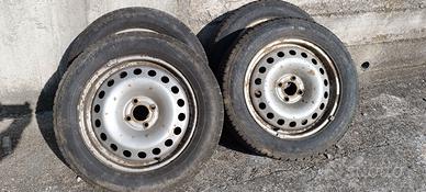 Pneumatici invernali 205/60 R16 con cerchi