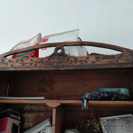 armadio in legno decorato