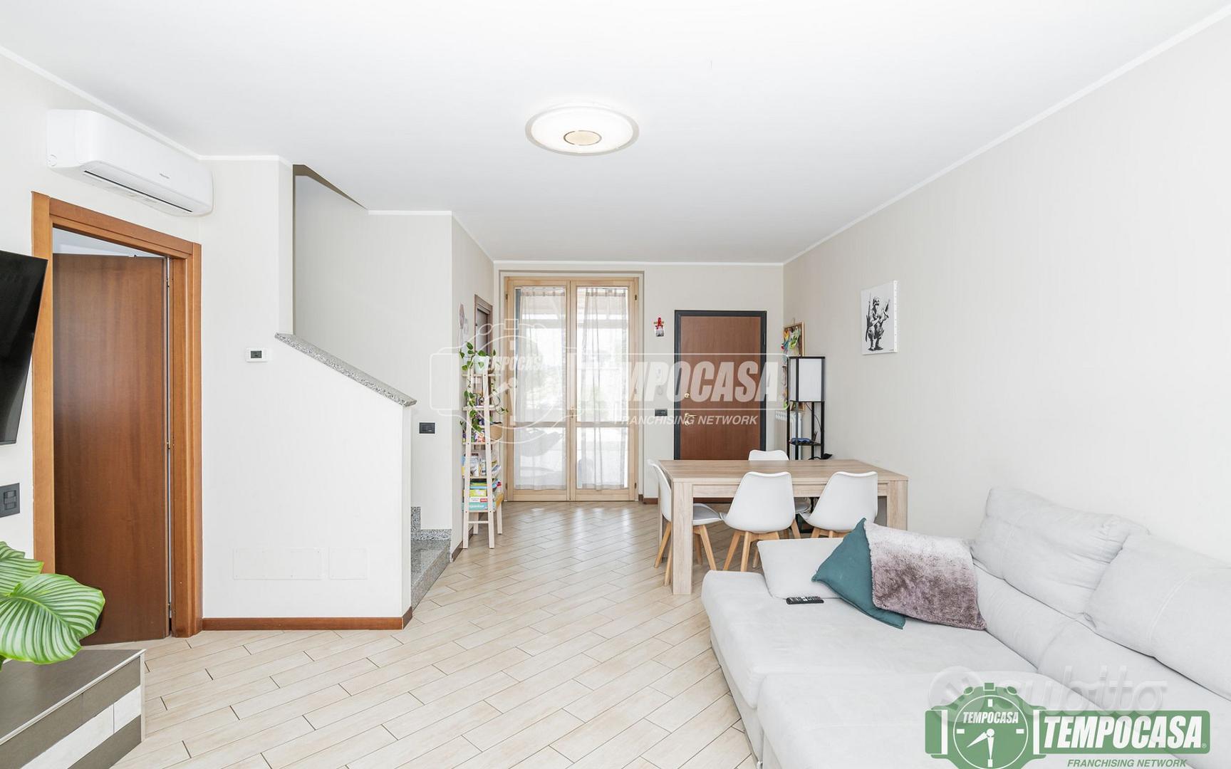SPLENDIDA VILLA A SCHIERA CON GIARDINO E BOX DOPPI - Vista 6