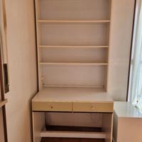 scrivania con libreria