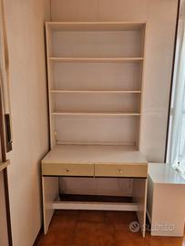 scrivania con libreria