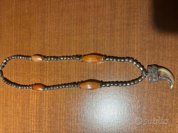 COLLANA INDIANA DI CORNIOLA CON DENTE DI TIGRE