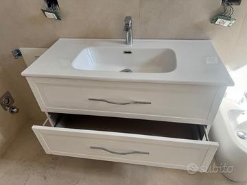Mobile bagno sospeso con lavabo in ceramica.