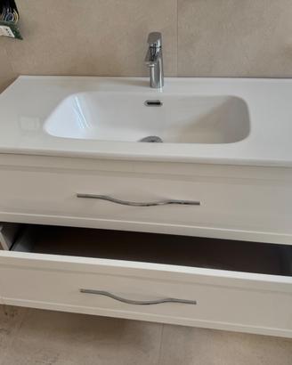 Mobile bagno sospeso con lavabo in ceramica.
