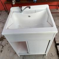 Lavatoio in resina con rubinetto.