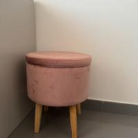 Sgabello portaoggetti rosa con gambe in pino