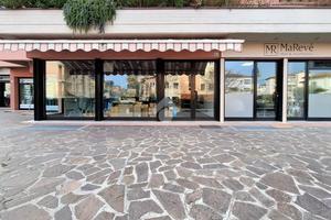 NEGOZIO A DESENZANO DEL GARDA