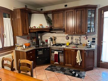 Cucina in legno massiccio