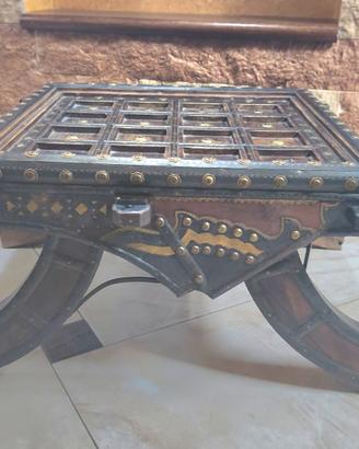 Tavolino etnico in legno massiccio e ottone