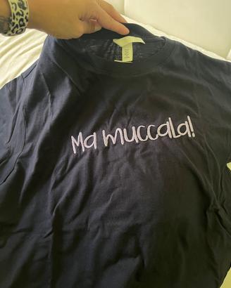 Maglietta ricamata “ma muccala!”