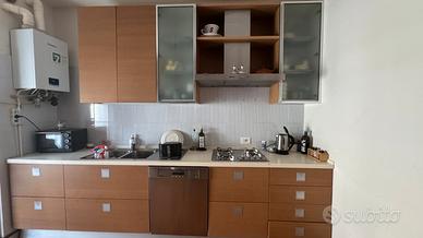 Cucina completa di elettrodomestici, miele