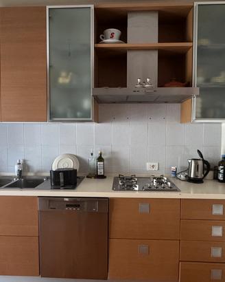 Cucina completa di elettrodomestici, miele