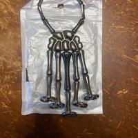 Bracciale gotico con anelli effetto mano scheletro