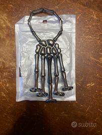 Bracciale gotico con anelli effetto mano scheletro