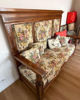 Divano in legno imbottito