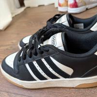 le scarpe da ginnastica