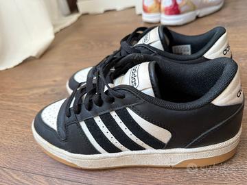 le scarpe da ginnastica