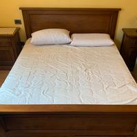 Letto matrimoniale in legno di noce con cassetti
