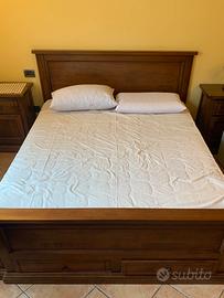Letto matrimoniale in legno di noce con cassetti