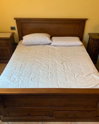 Letto matrimoniale in legno di noce con cassetti