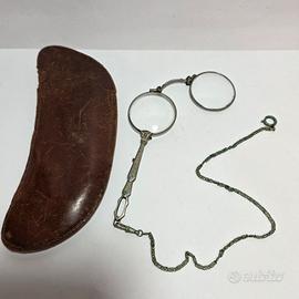 Antichi occhiali pieghevoli con custodia pelle