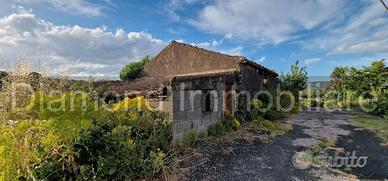 Rustico con uliveto e vigneto a Piedimonte Etneo