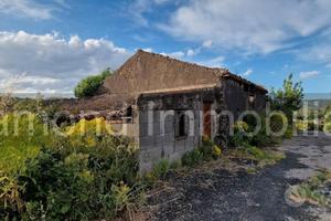 Rustico con uliveto e vigneto a Piedimonte Etneo