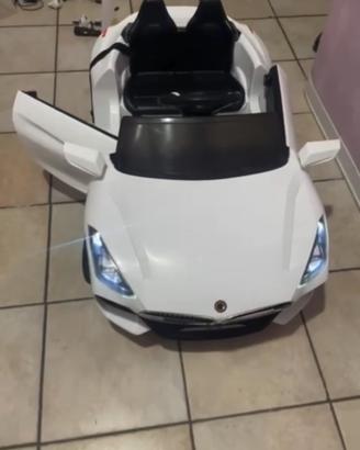 Macchina a giocattolo bimbo