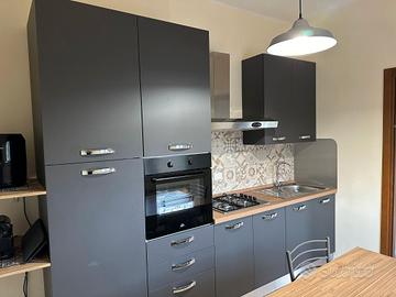 Cucina con elettrodomestici 