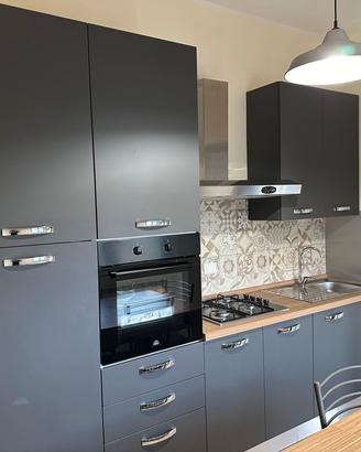 Cucina con elettrodomestici 