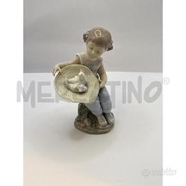 STATUINA BIMBA CON PAPERE