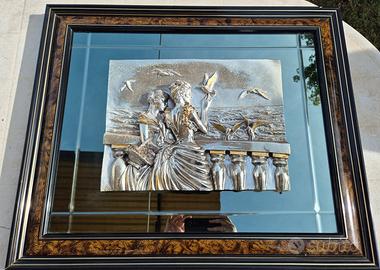 Quadro con bassorilievo con figure femminili