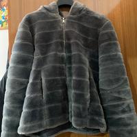 Pellicciotto grigio con cappuccio