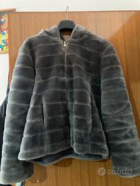 Pellicciotto grigio con cappuccio