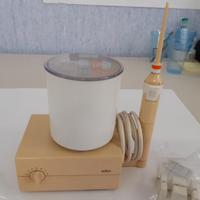 Dispositivo elettrico per l'irrigazione dentale.