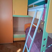letto a castello con comodino, armadio e cassetti