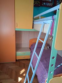 letto a castello con comodino, armadio e cassetti