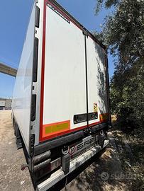 Semirimorchio frigo con paratia e doppio piano