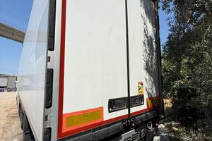 Semirimorchio frigo con paratia e doppio piano